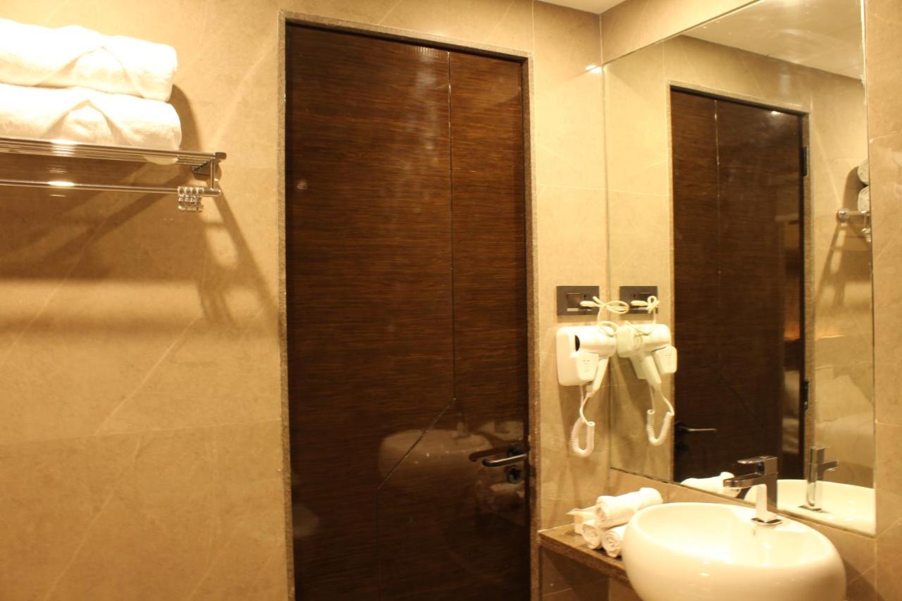 Zip By Spree Hotels Сурат Екстериор снимка