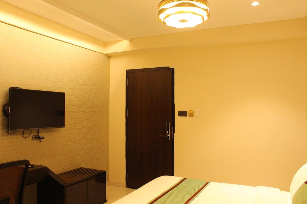 Zip By Spree Hotels Сурат Екстериор снимка