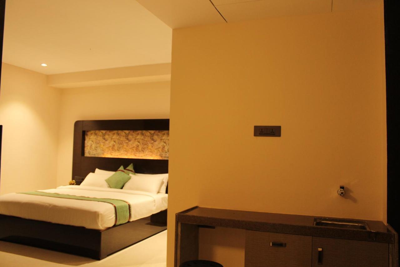 Zip By Spree Hotels Сурат Екстериор снимка