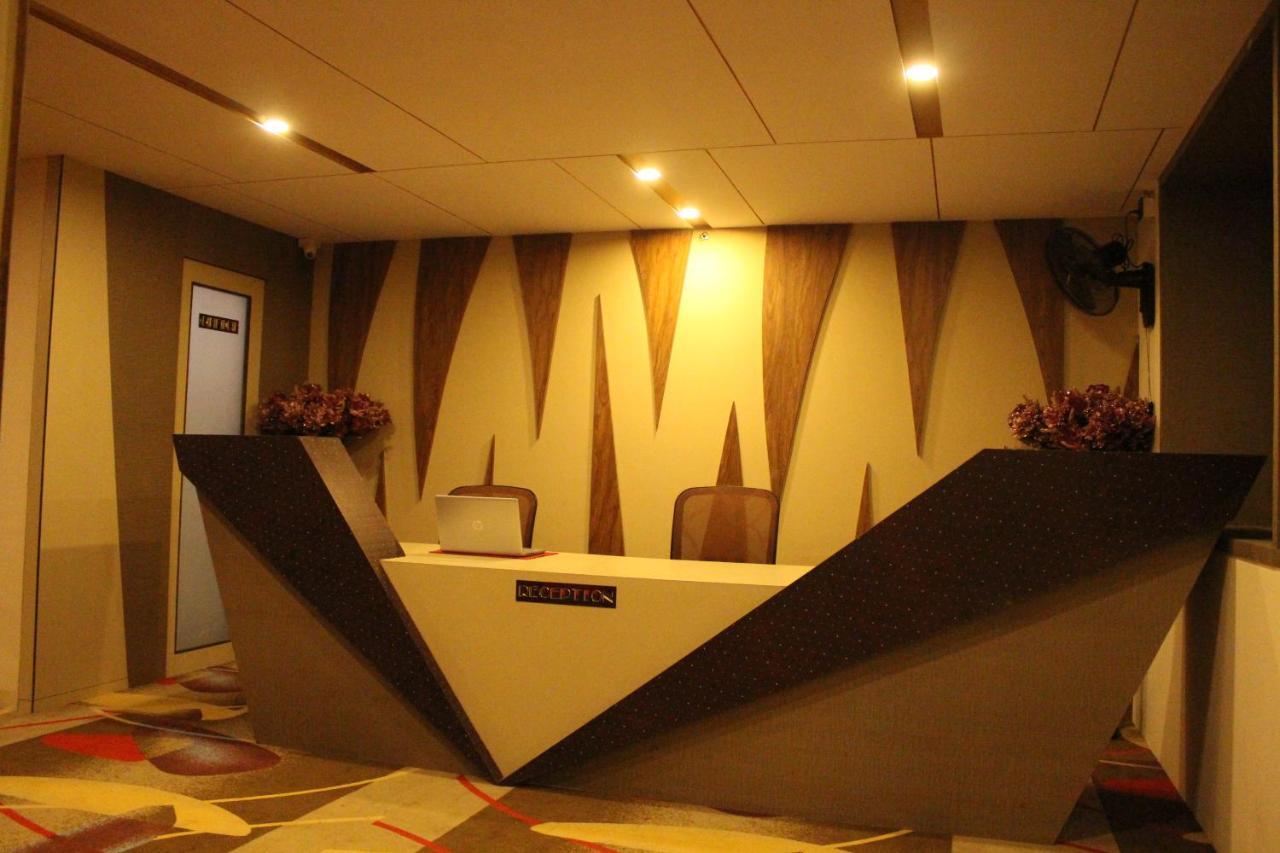 Zip By Spree Hotels Сурат Екстериор снимка
