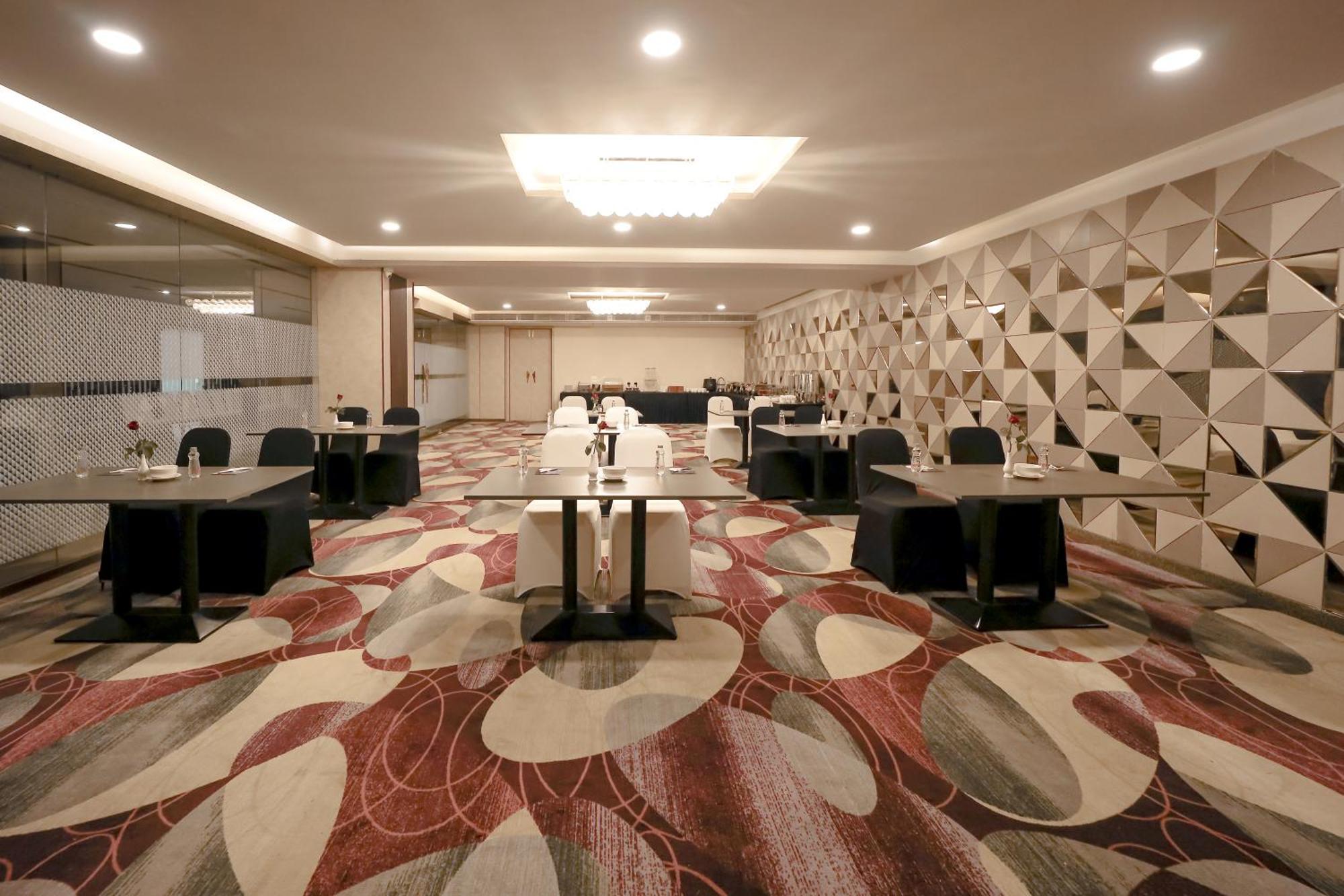 Zip By Spree Hotels Сурат Екстериор снимка