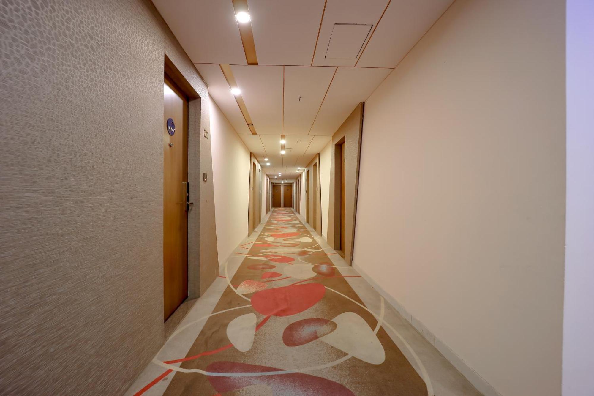 Zip By Spree Hotels Сурат Екстериор снимка