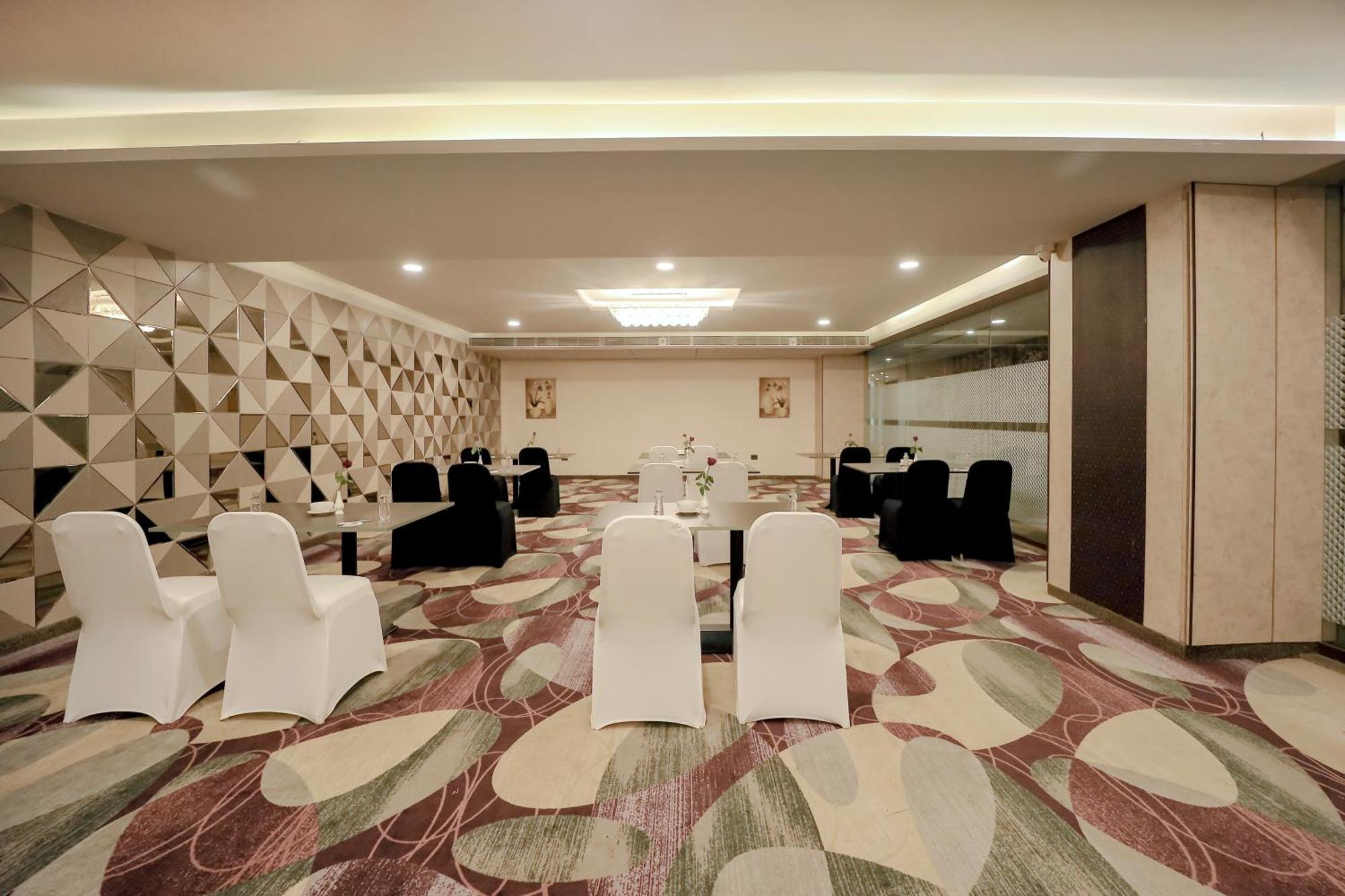 Zip By Spree Hotels Сурат Екстериор снимка