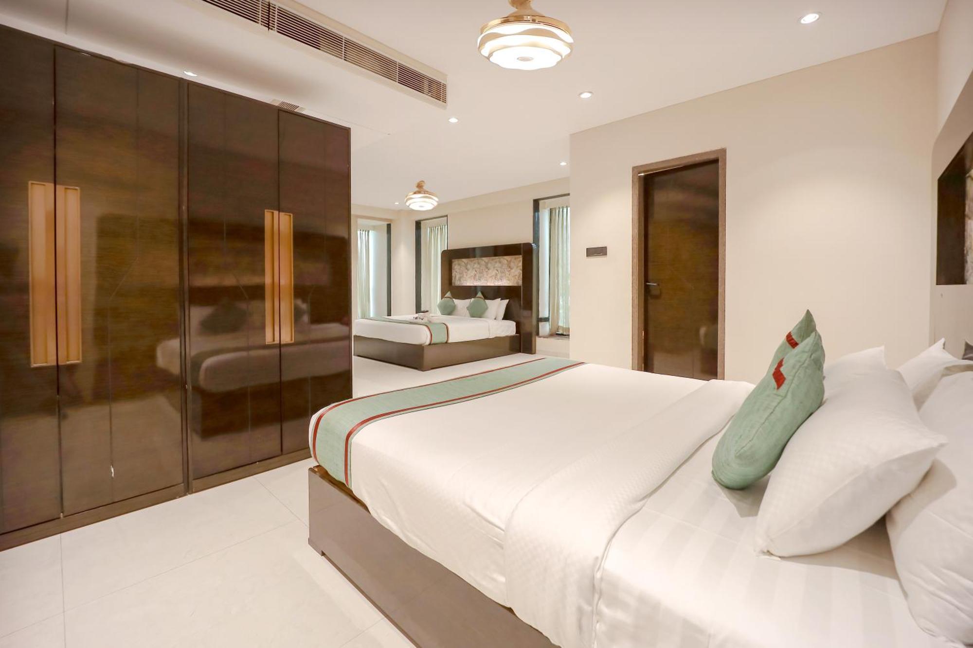 Zip By Spree Hotels Сурат Екстериор снимка