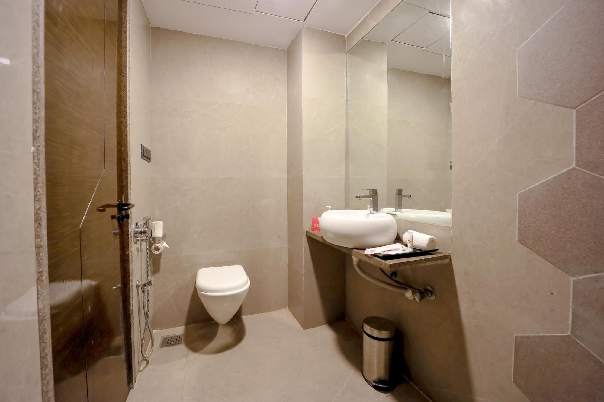 Zip By Spree Hotels Сурат Екстериор снимка