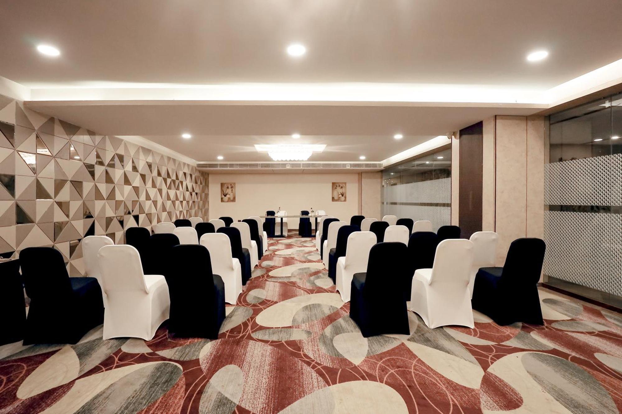 Zip By Spree Hotels Сурат Екстериор снимка