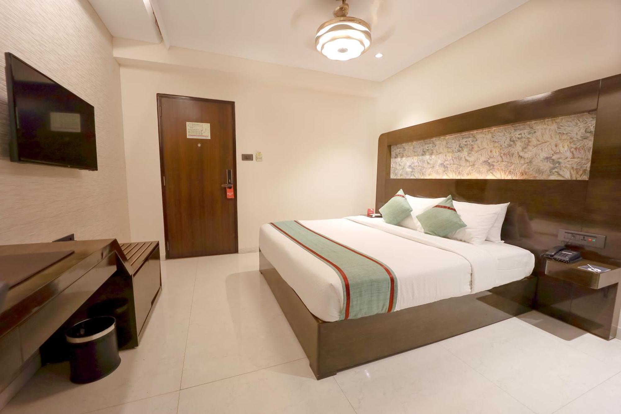 Zip By Spree Hotels Сурат Екстериор снимка