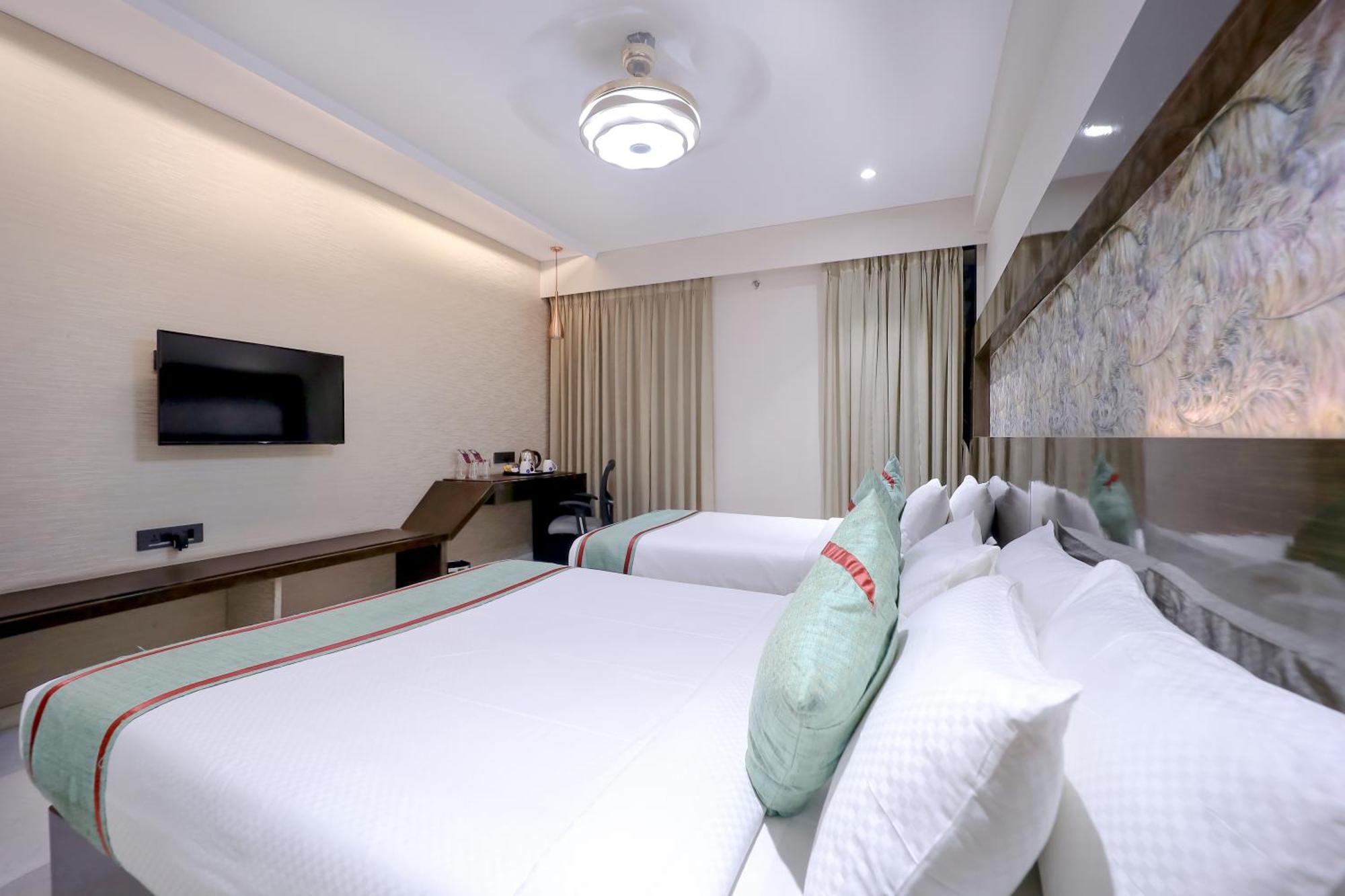 Zip By Spree Hotels Сурат Екстериор снимка