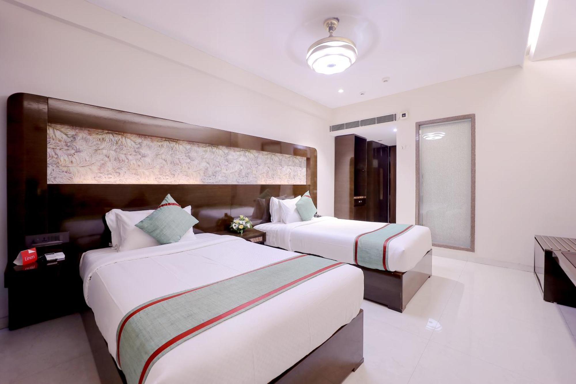 Zip By Spree Hotels Сурат Екстериор снимка