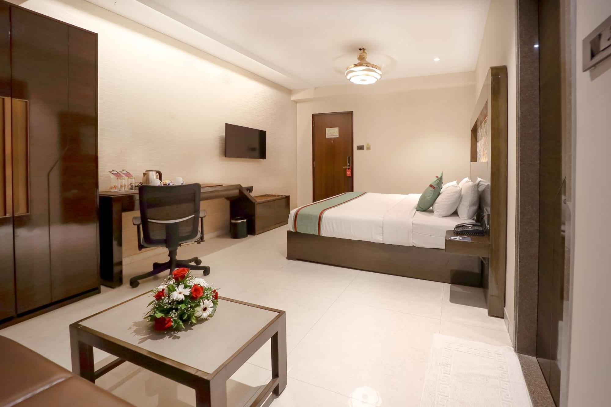 Zip By Spree Hotels Сурат Екстериор снимка