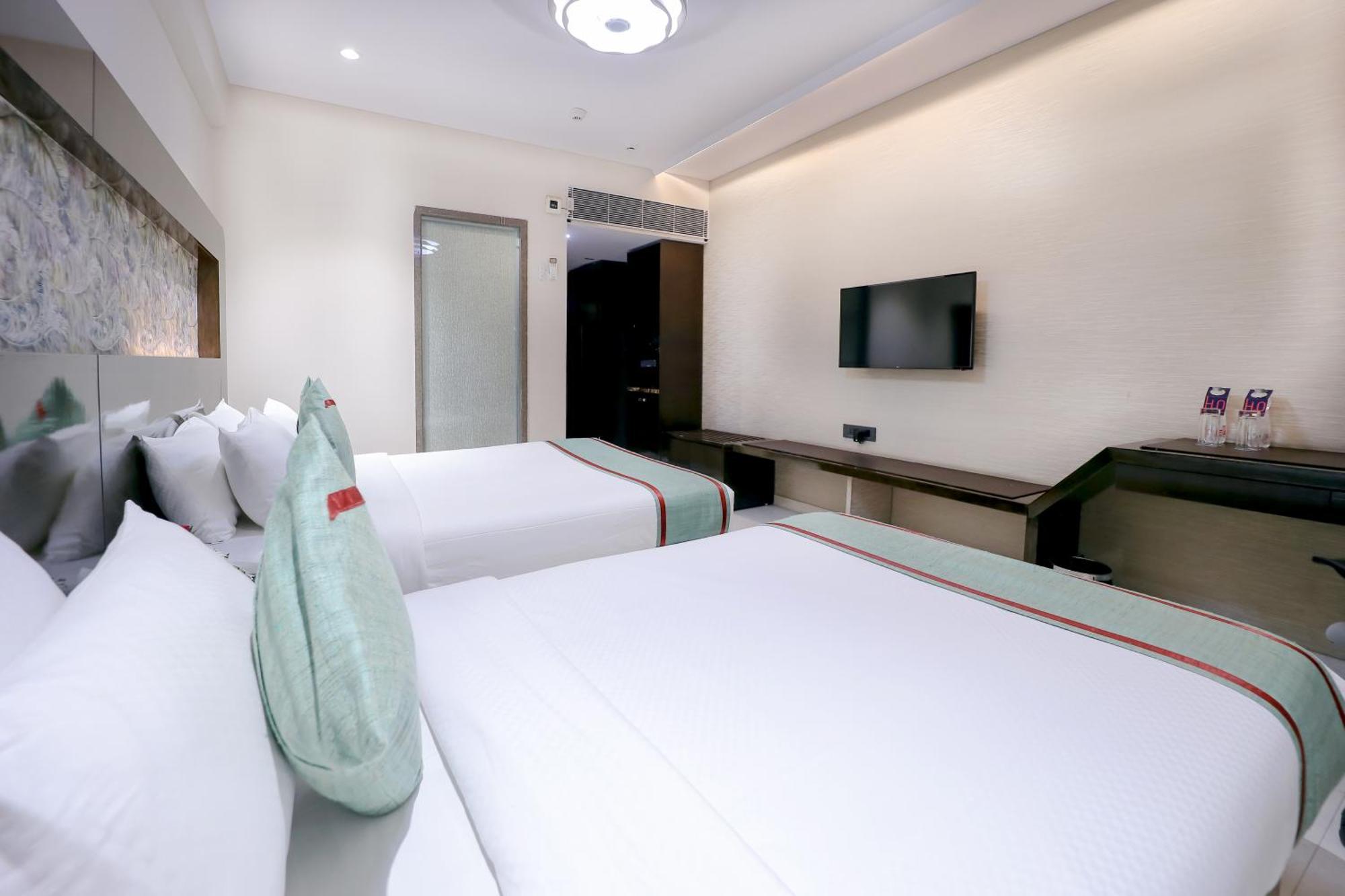 Zip By Spree Hotels Сурат Екстериор снимка