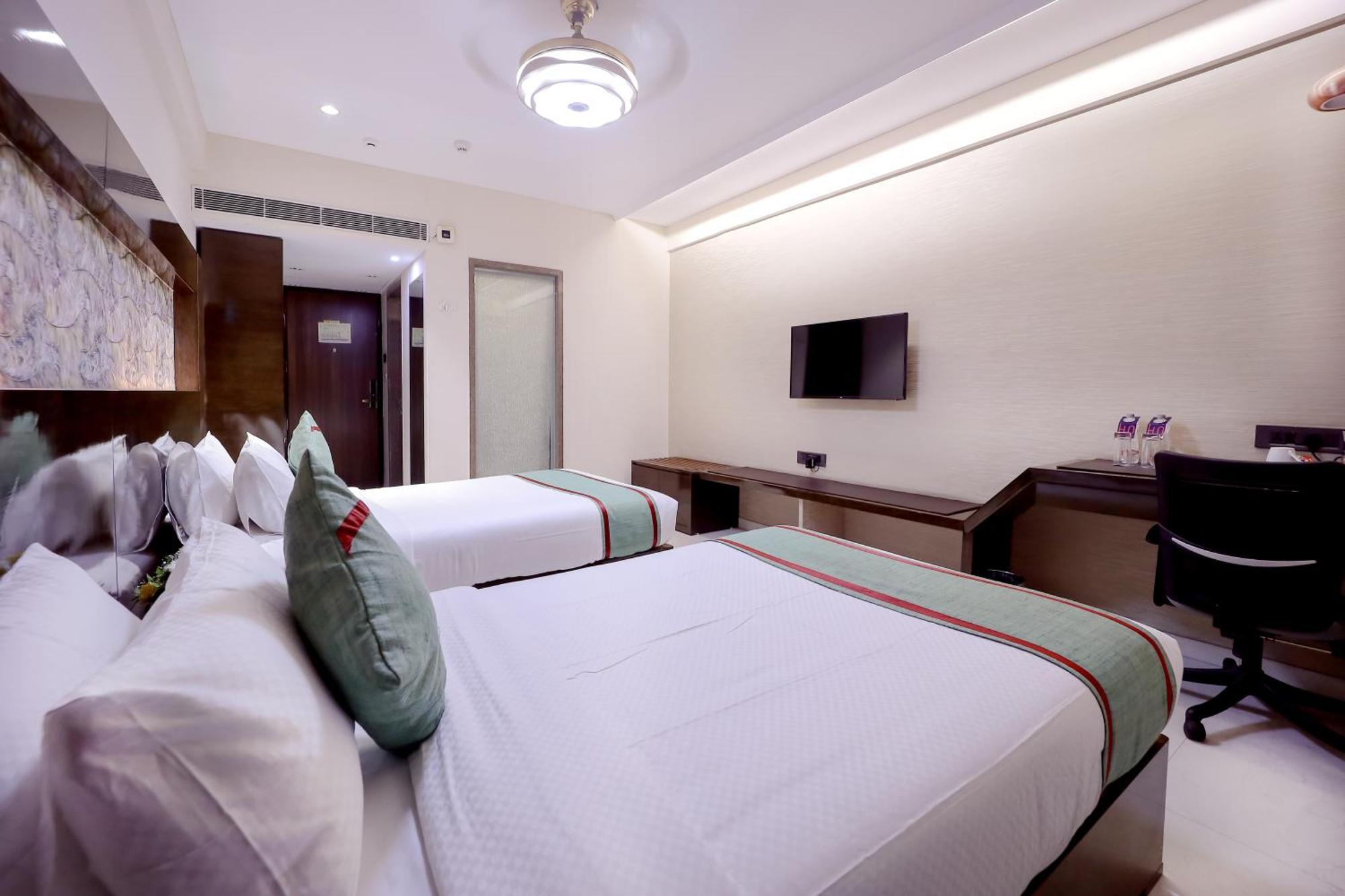 Zip By Spree Hotels Сурат Екстериор снимка