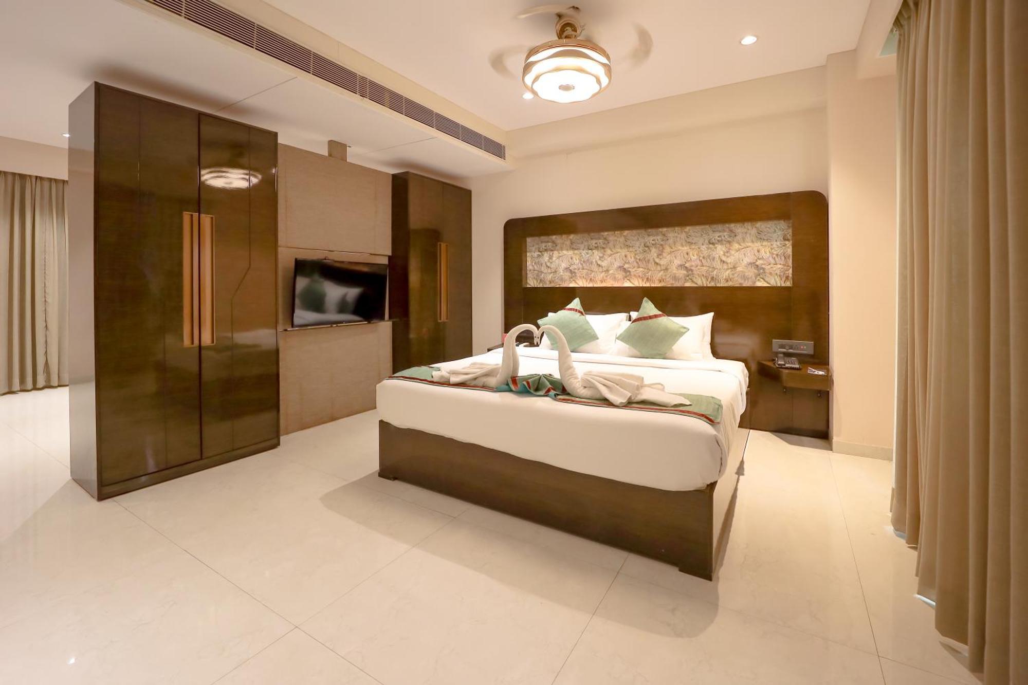 Zip By Spree Hotels Сурат Екстериор снимка